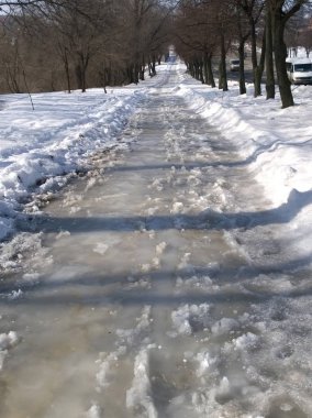 Kış kötü havada şehirde sokakta tam buzlu Yaya kaldırım.