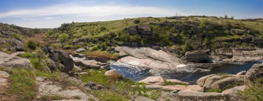Ukrayna'da Aktovsky kanyonda Nehir