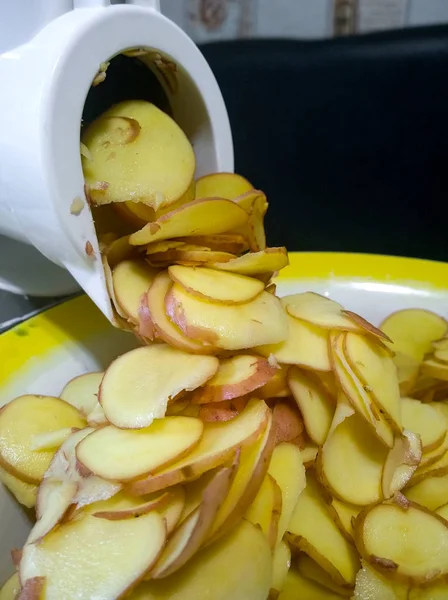 Taglio di patate con un elettrodomestico — Foto Stock