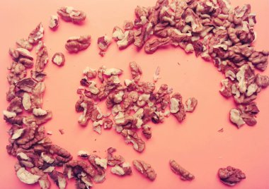 Pembe bir arka planda ceviz. Çok sağlıklı gıda.