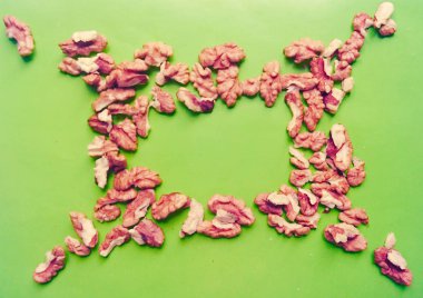 Yeşil bir arka planda ceviz. Çok sağlıklı gıda.