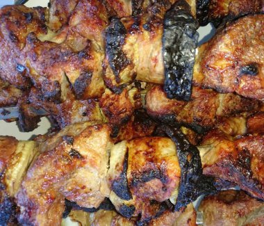 Yangında kızarmış domuz eti, şiş kebab olarak adlandırılır. Bu çok lezzetli bir yemek.
