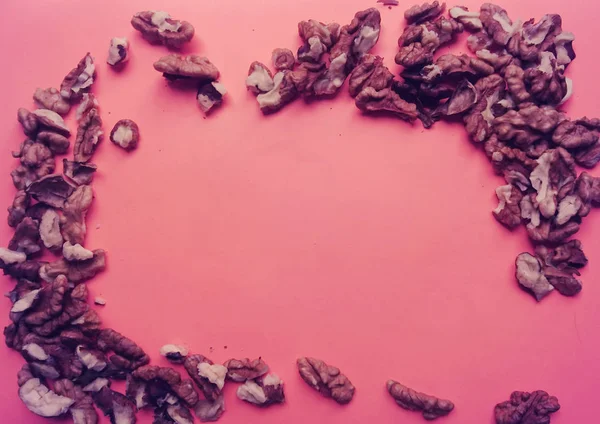 Pembe bir arka planda ceviz. Çok sağlıklı gıda.