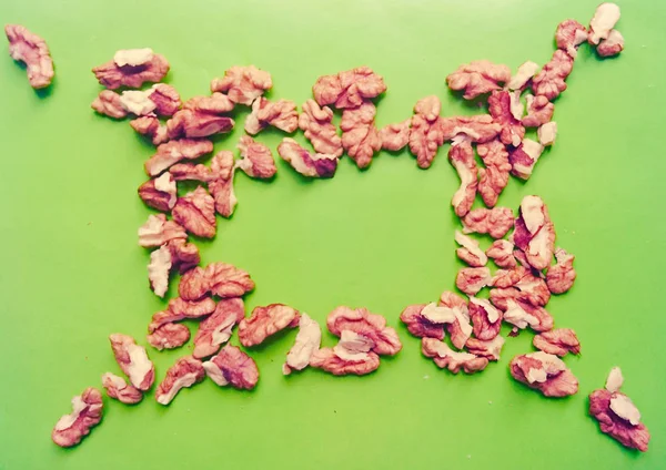 Yeşil bir arka planda ceviz. Çok sağlıklı gıda.