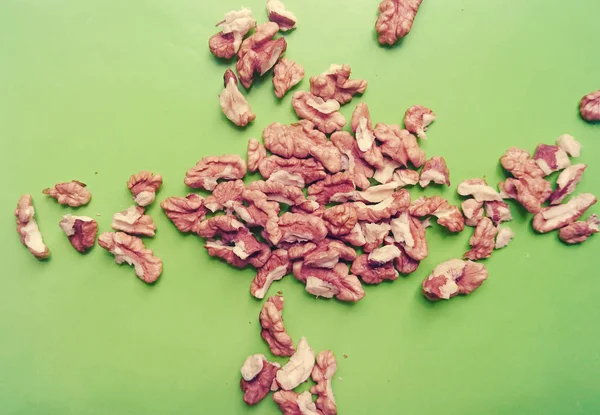 Yeşil bir arka planda ceviz. Çok sağlıklı gıda.