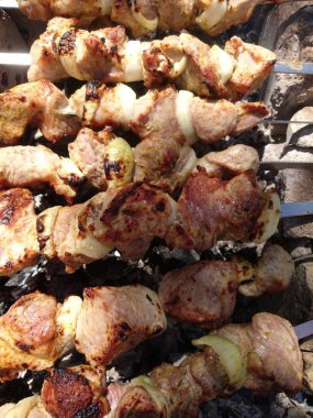 Yangında kızarmış domuz eti, şiş kebab olarak adlandırılır. Bu çok lezzetli bir yemek.