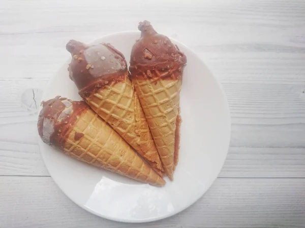 ワッフルカップでおいしいと甘いアイスクリームサンデー 最も美しい食べ物 — ストック写真