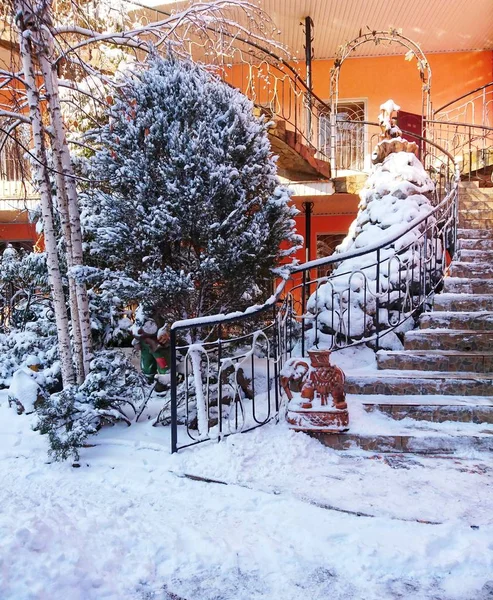 Winter Walk Small European Village Mountains Houses Benches Covered Snow — Stock Photo, Image