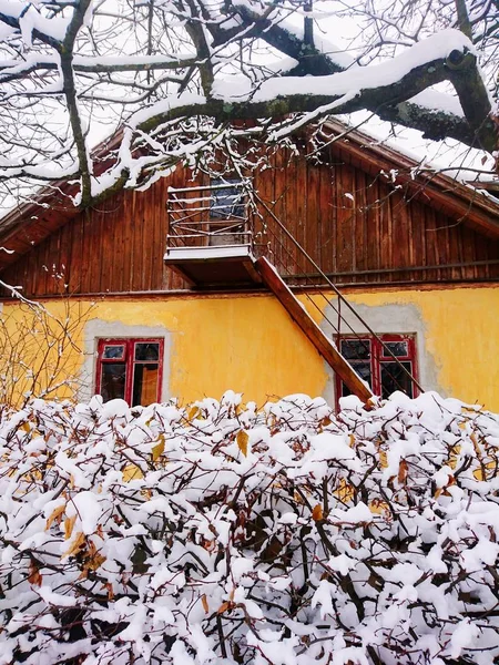 山の中の小さなヨーロッパの村で冬の散歩 家やベンチは雪で覆われている — ストック写真