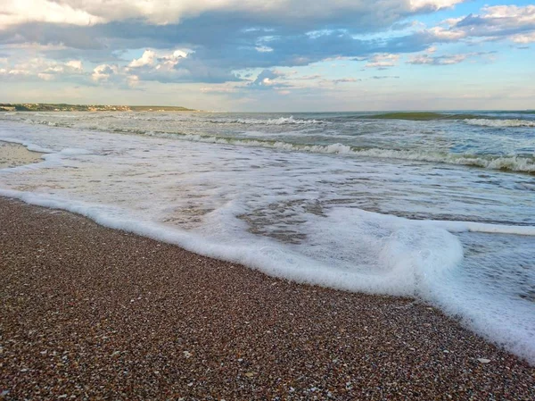 Mooie Heldere Blauwe Zeegezicht Hemel Wolken Water Golven Zand Wind — Stockfoto