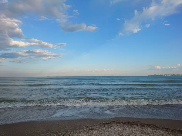 Mooie Heldere Blauwe Zeegezicht Hemel Wolken Water Golven Zand Wind — Stockfoto