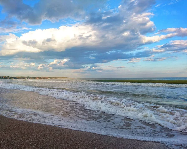 Mooie Heldere Blauwe Zeegezicht Hemel Wolken Water Golven Zand Wind — Stockfoto