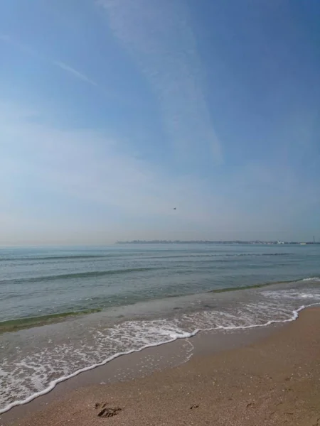 Красивый Ярко Синий Морской Пейзаж Небо Облака Вода Волны Песок — стоковое фото