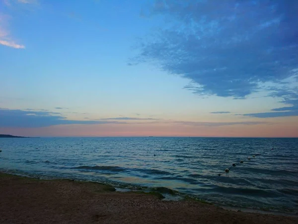 Vackra Klarblå Marinmålning Himmel Moln Vatten Vågor Sand Vind Underbar — Stockfoto