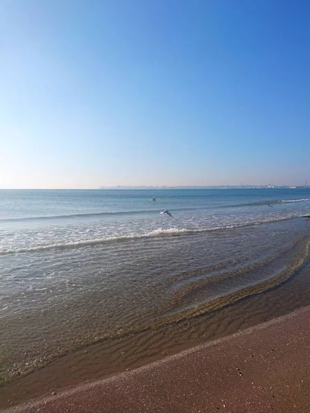 Красивый Ярко Синий Морской Пейзаж Небо Облака Вода Волны Песок — стоковое фото