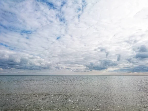 Vackra Klarblå Marinmålning Himmel Moln Vatten Vågor Sand Vind Underbar — Stockfoto