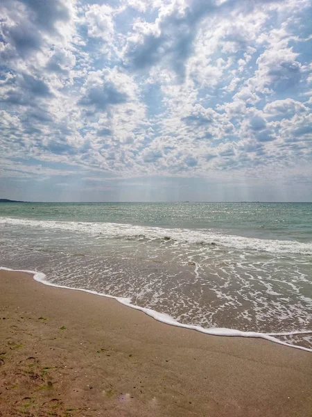 Bela Paisagem Marinha Azul Brilhante Céu Nuvens Água Ondas Areia — Fotografia de Stock