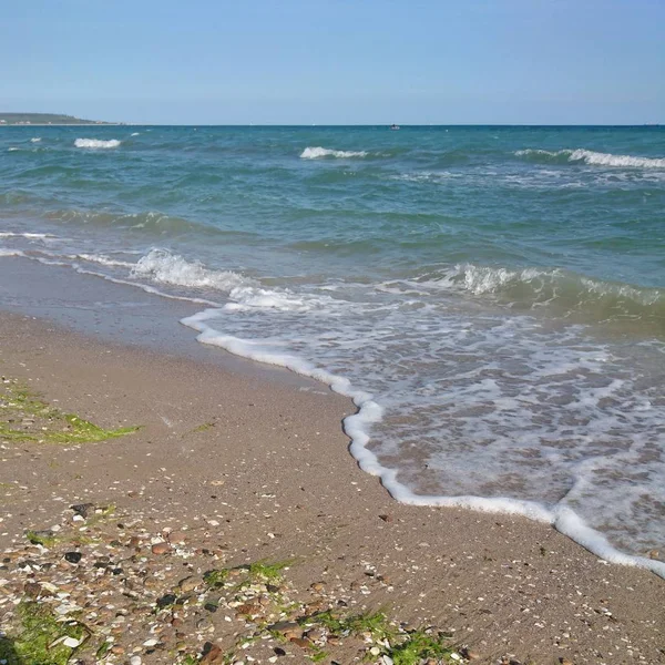 Красивый Ярко Синий Морской Пейзаж Небо Облака Вода Волны Песок — стоковое фото