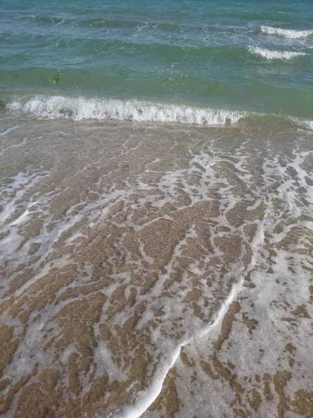 Piękny Jasny Niebieski Seascape Niebo Chmury Woda Fale Piasek Wiatr — Zdjęcie stockowe