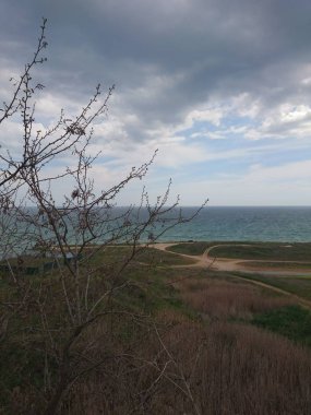 Güzel parlak mavi deniz manzarası: gökyüzü, bulutlar, su, dalgalar, kum, rüzgar. Harika tatil ve seyahat 