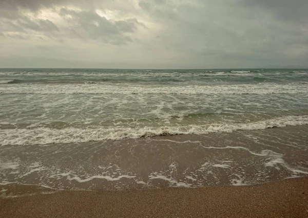 Bela Paisagem Marinha Azul Brilhante Céu Nuvens Água Ondas Areia — Fotografia de Stock