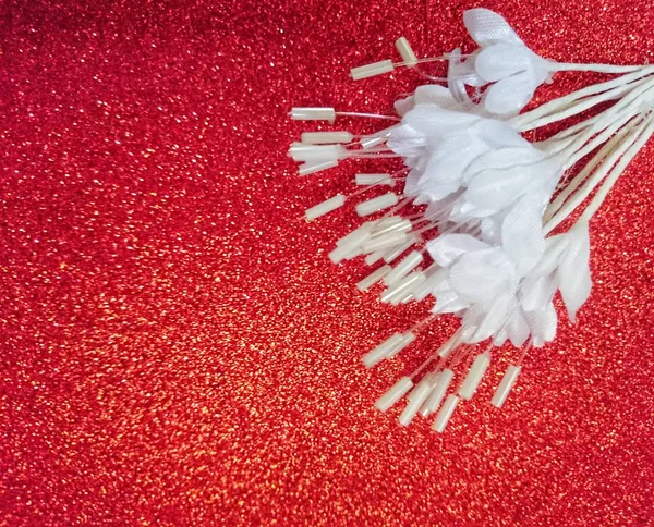 Weiße Blumen Für Handdekor Liegen Auf Einem Rot Glänzenden Hintergrund — Stockfoto