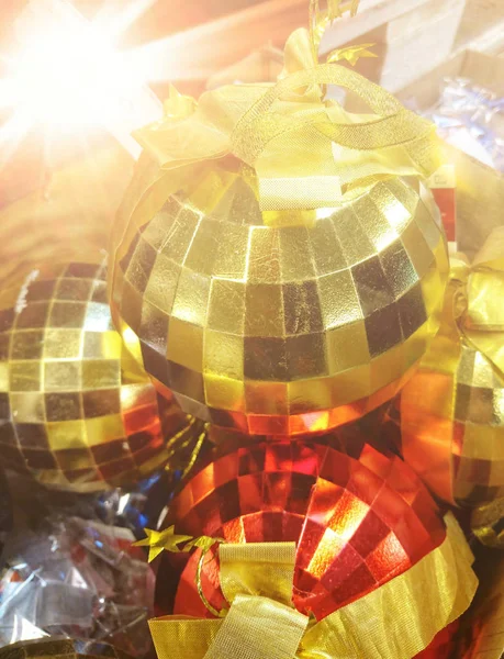 Navidad Bolas Brillantes Una Rama Resplandor —  Fotos de Stock
