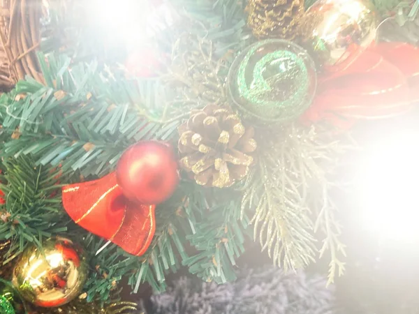 Weihnachtlich Glänzende Kugeln Auf Einem Ast Glanz — Stockfoto