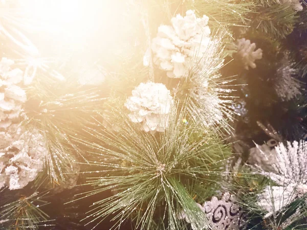Weihnachtsdekoration Zapfen Auf Einem Ast Kunstschnee — Stockfoto