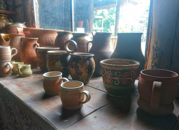 Ceramika Stole Drewnianych Półkach — Zdjęcie stockowe