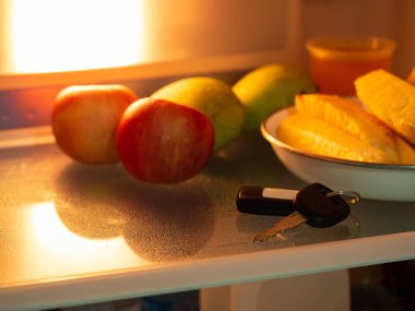 Buzdolabında bir araba anahtarı bulundu.