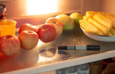 Alzheimer hastalığının semptomlarından biri, günlük şeylerin nasıl işleneceğini hatırlayamaz. Gibi bir marker kalem buzdolabında saklanır. Çünkü nerede kalmasını hatırlamadı..