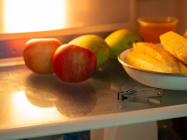 Buzdolabında tırnak makası buldum.. 