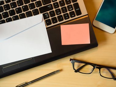 Tabloda turuncu boş not.