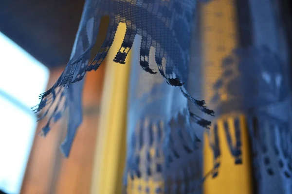 Yatay Fotoğraf batan güneşin, perdeler, kenarına odaklanmak ışığında perde renkleri mavi ve sarı