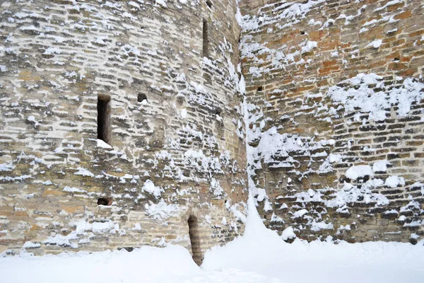 Antik kale duvarı ve karla kaplı windows kule, duvar kireçtaşı yapılır. Rusya, Izborsk kış zamanında.
