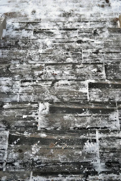 Bu çekimi parkta yaptım. Karlı bir kış günüydü. Karla kaplı ahşap merdivenler vardı.