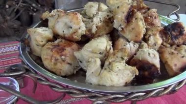 ızgara kebap et kömür ağız sulandıran güzel parçalar barbekü fırından bir tabak üzerinde yalan