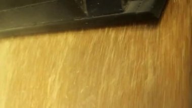 asansörde bir demiryolu üzerinde bir yük vagonundan tahıl alımı, tahıl güzel bir dere, yakın çekim çalışır, huni içine düşer