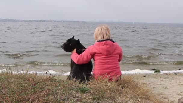 Jesienny Dzień Piękna Dziewczyna Siedzi Brzegu Rzeki Swoim Wielkim Ukochanym — Wideo stockowe