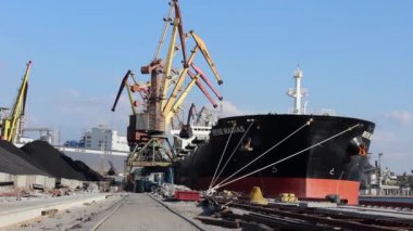 Gemi limana vardı ve yükleme vinçlerinin olduğu rıhtımın yanında duruyordu.