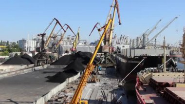 Ukrayna, Odessa, 12 Eylül 2019. Toplu taşıyıcılara Ukrayna 'nın gantry vinçlerini yüklüyorlar. Odessa limanı, Karadeniz kıyısındaki en büyük ticari limanlardan biridir..