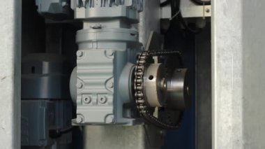 Aktarım. Çalışma süreci. Hareket halindeki mekanizma. Dişliler dönüyor