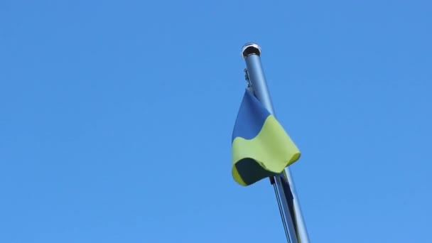 Μεγάλη Σημαία Της Ουκρανίας Κυματίζει Περήφανα Στον Άνεμο Ενάντια Ένα — Αρχείο Βίντεο