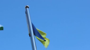 Ukrayna 'nın büyük bayrağı bir yaz günü mavi gökyüzüne karşı gururla dalgalanır.