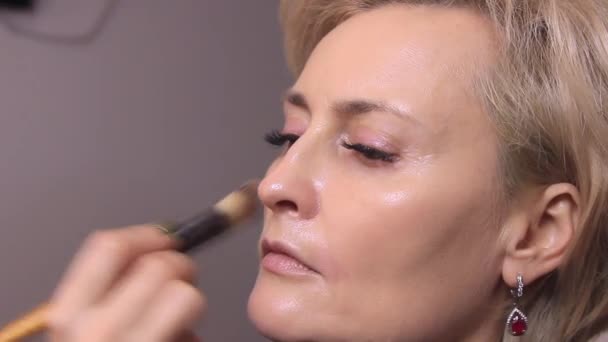 Maquillador Con Pincel Tampón Aplica Base Cara Hermoso Modelo Con — Vídeo de stock