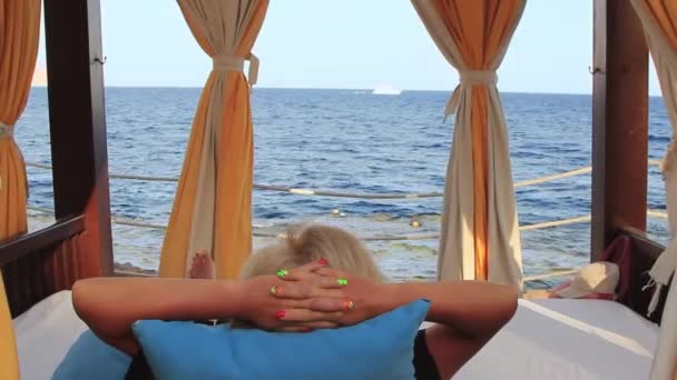 Vacaciones Mar Chica Rubia Encuentra Sofá Bajo Dosel Con Tumbonas — Vídeos de Stock