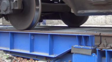 Raylar boyunca giden tren tekerleklerini kapatın. Yük, nakliye ve ulaşım