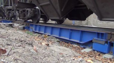 Raylar boyunca giden tren tekerleklerini kapatın. Yük, nakliye ve ulaşım