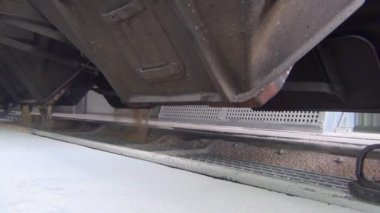 Bir yük vagonundan gelen tahıl resepsiyonu bir asansörde, tahıllar güzel bir akış içinde, yakın çekim.